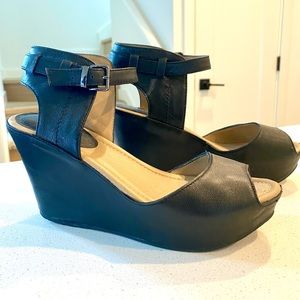 Kenneth Cole Sole My Heart leather platform sandals (7.5). Like new.